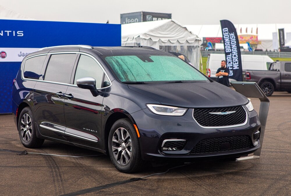 2022 Chrysler Pacifica_shutterstock 2047087460
