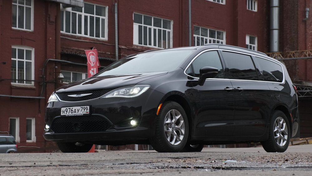 2020 Chrysler Pacifica_shutterstock 1868631916