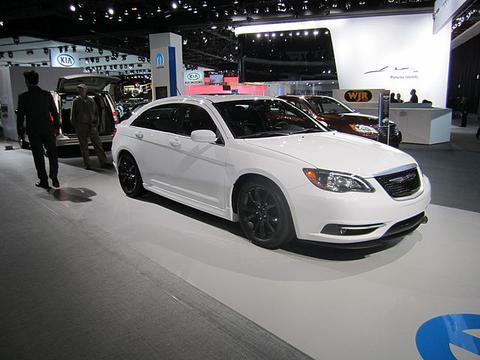 <a href="https://commons.wikimedia.org/w/index.php?curid=18028190" target="_blank">By sarahlarson - Flickr: 2012 Chrysler 200 Super S, CC BY 2.0</a>