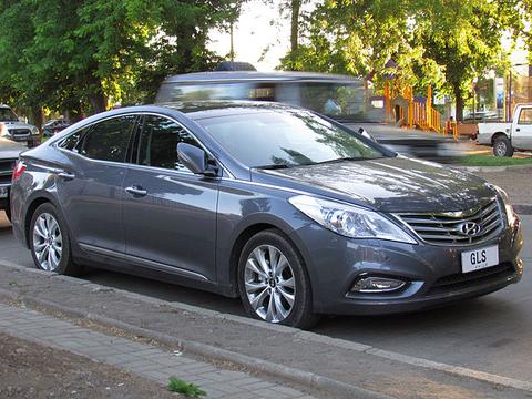 <a href="https://commons.wikimedia.org/w/index.php?curid=34577175" target="_blank">By order_242 from Chile - Hyundai Azera 3.0 GLS 2013, CC BY-SA 2.0</a>
